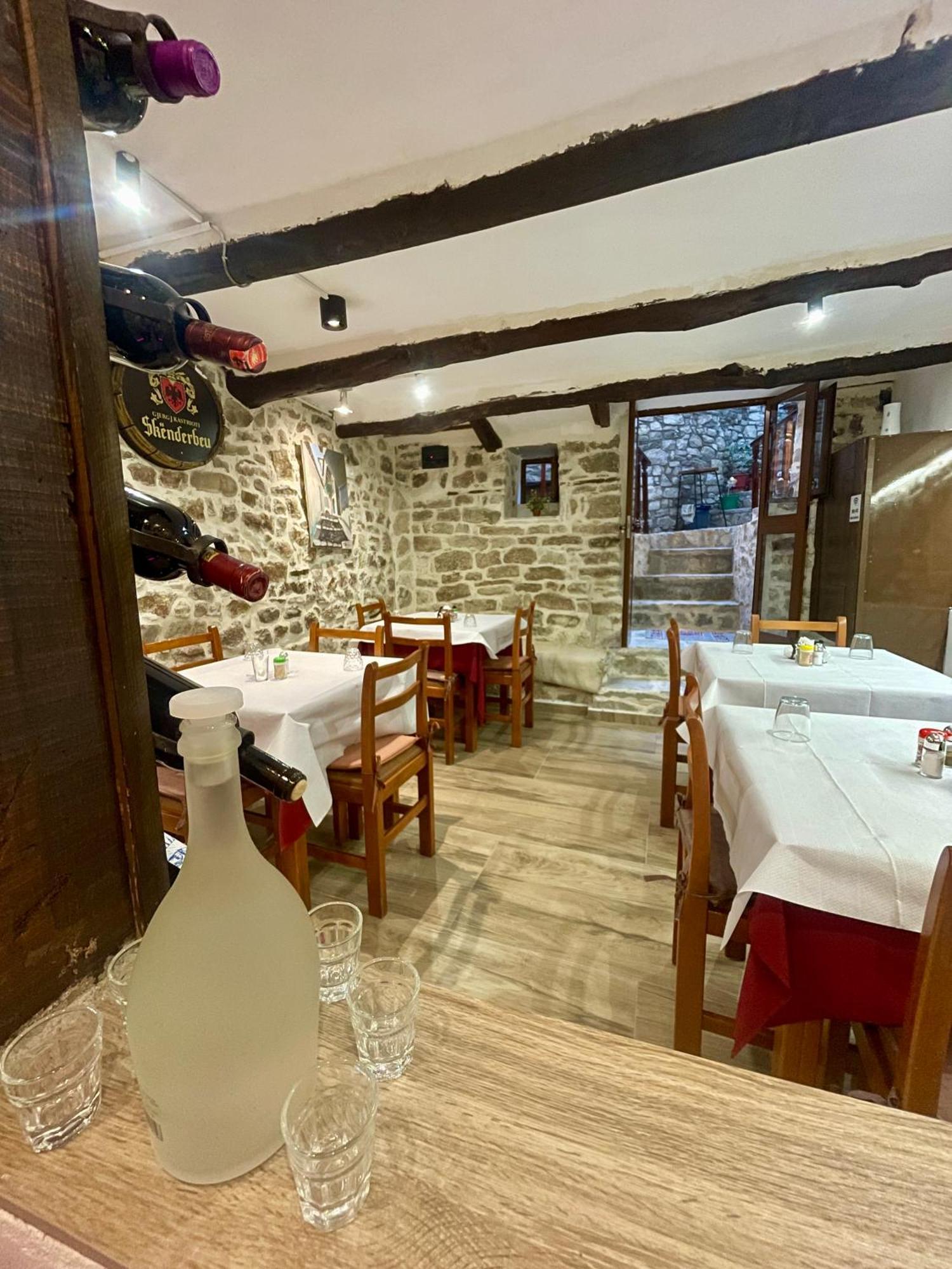 Restaurant & Guest House Semani ベラト エクステリア 写真