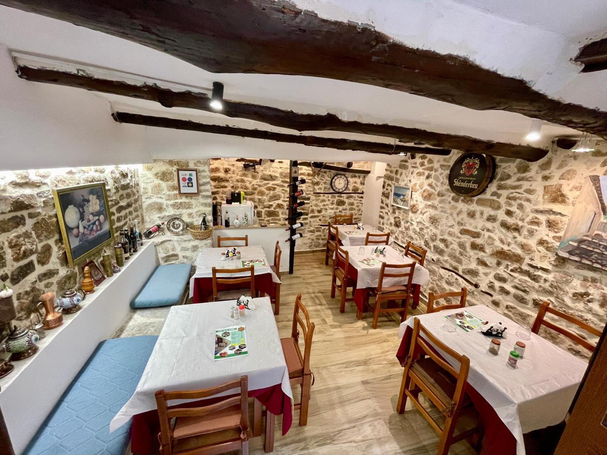 Restaurant & Guest House Semani ベラト エクステリア 写真
