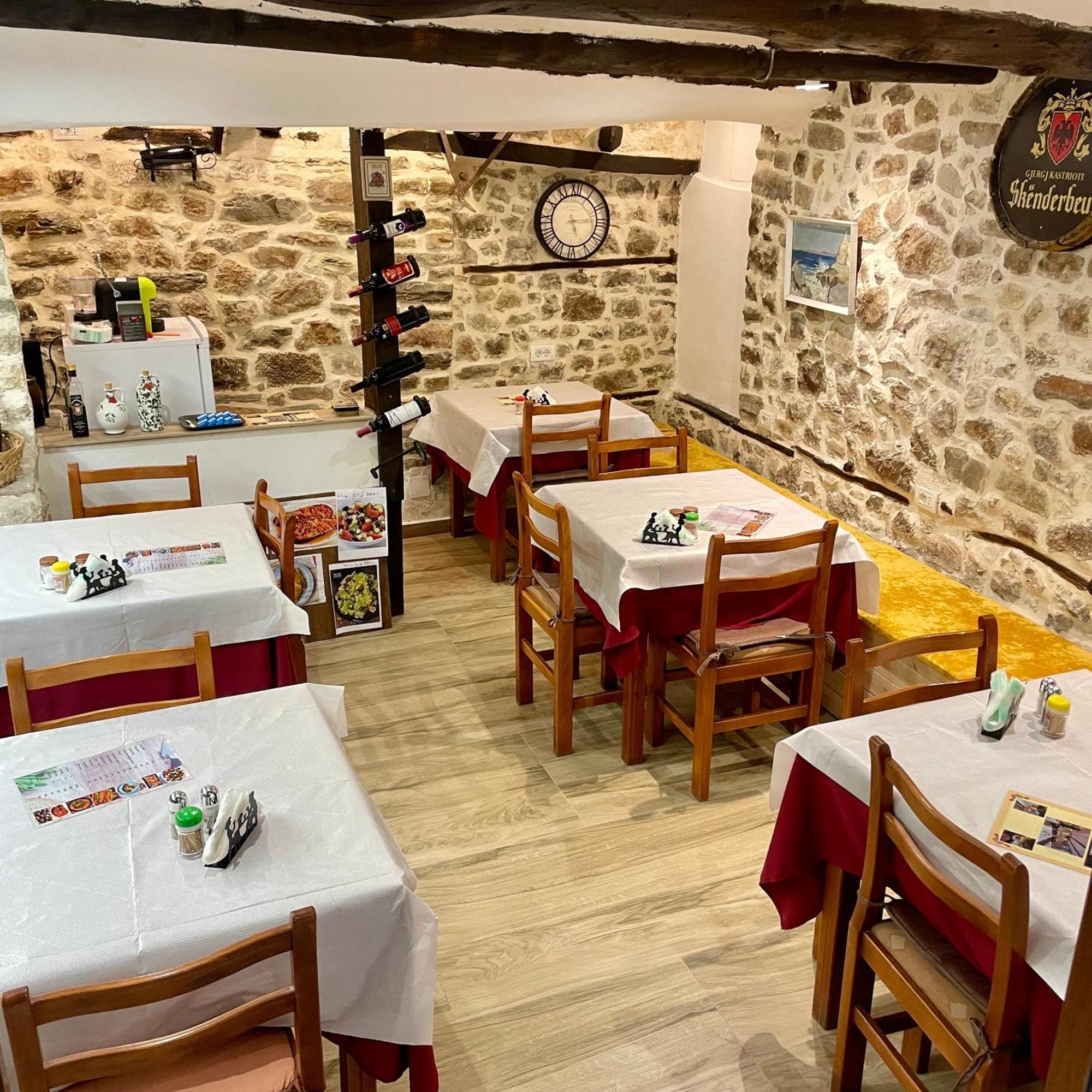 Restaurant & Guest House Semani ベラト エクステリア 写真