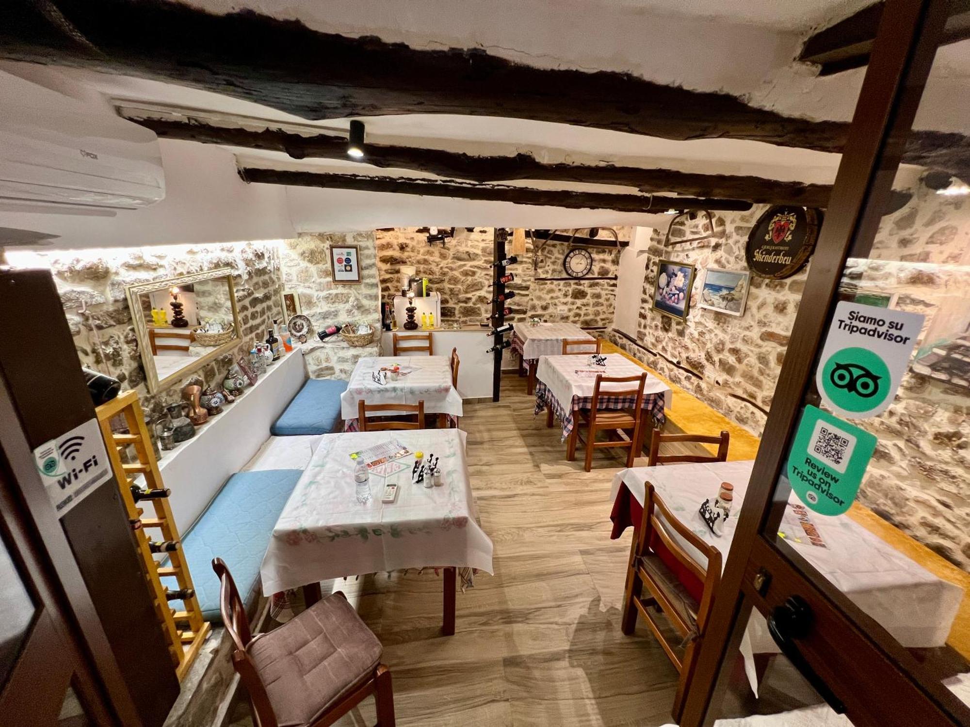 Restaurant & Guest House Semani ベラト エクステリア 写真